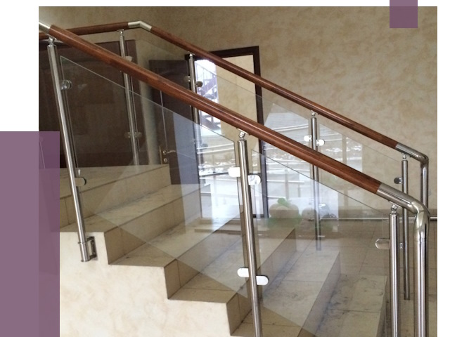 Комбинированные перила из металла и дерева в Россоши